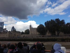 Fahrt am Tower of London vorbei 