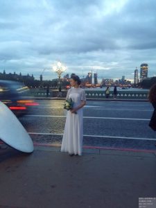 Fotosession der Braut auf Westminster Bridge 2