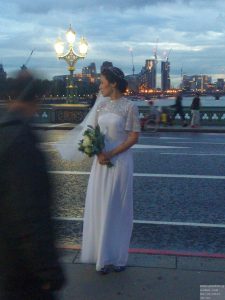 Fotosession der Braut auf Westminster Bridge