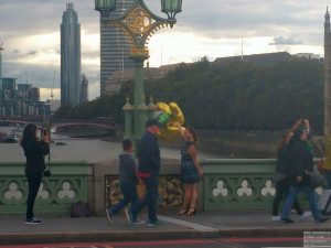Ballons zum Geburtstag auf der Westminster Bridge