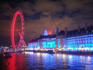 London Eye und County Hall beleuchtet