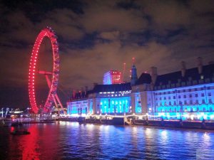 London Eye in roter Beleuchtung