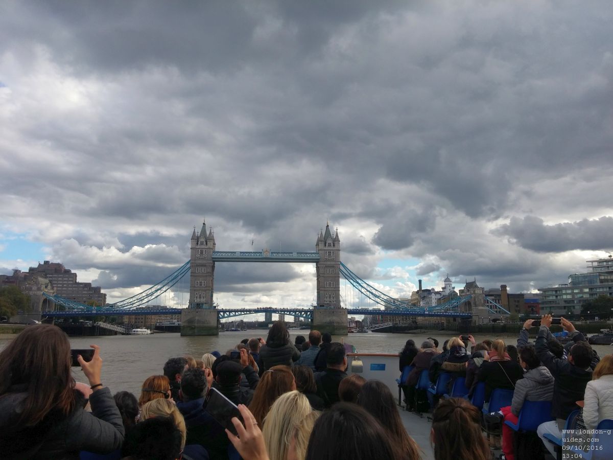 London Eye River Cruise Fahrt bei Tower Bridge