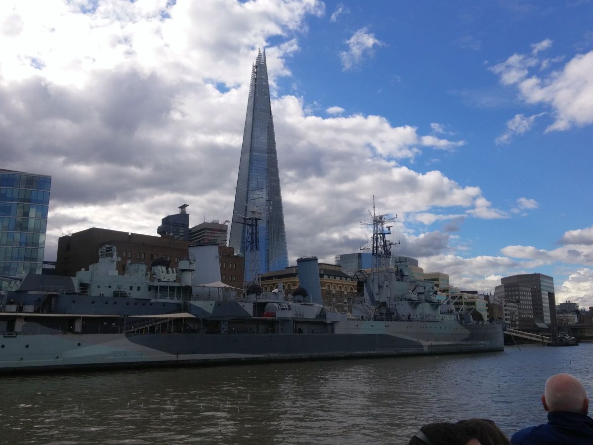 The Shard von der Themse aus. Davor die HMS Belfast