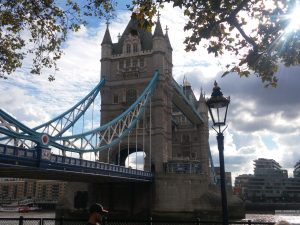 Blick von Tower auf London auf die Brücke